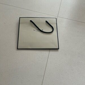 Links paper bag.
